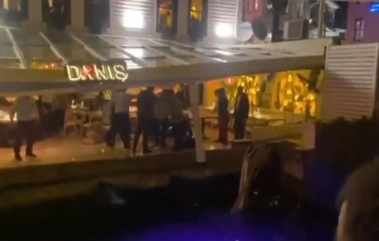 Bebek’te restoranın olduğu iskele çöktü, denize düşenler oldu