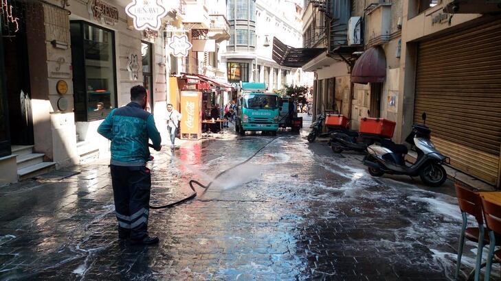 İstiklal Caddesinde yılbaşı için temizlik çalışmalarında 32 araç görev yapacak