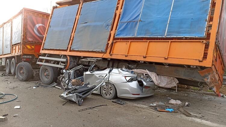 Otomobil, emniyet şeridindeki TIR’ın altına girdi; sürücü öldü