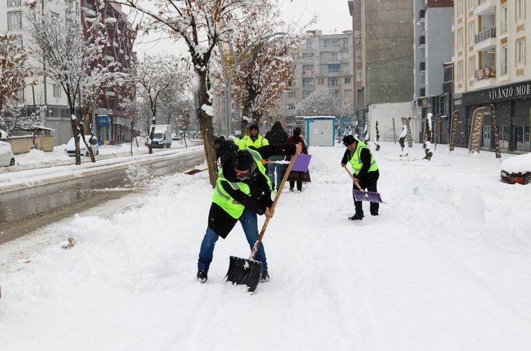 Van’da karla kapanan 345 yerleşim yerinden 297’si açıldı