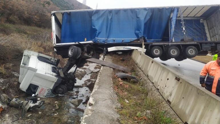 TIR, beton bariyere çarptı; şoför yaralı