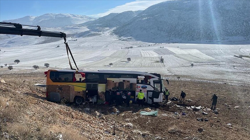 Diyarbakır’dan Bodrum’a giden yolcu otobüsü devrildi: 8 ölü, 35 yaralı