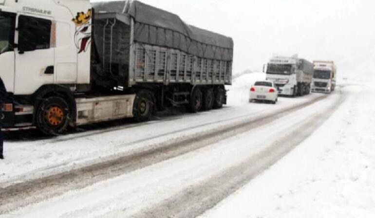 Doğu Kar esareti altında 1070 köy yolu kapandı