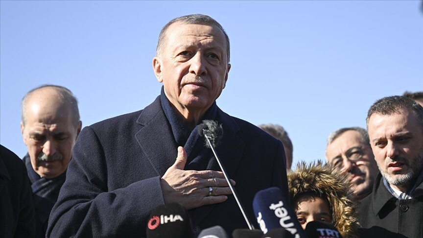 Erdoğan, “Hedefimiz 1 yıl içinde diğer felaket yaşadığımız illerde nasıl toplu konut operasyonları yaptıysak 10 ilde de bunları gerçekleştireceğiz.” dedi.