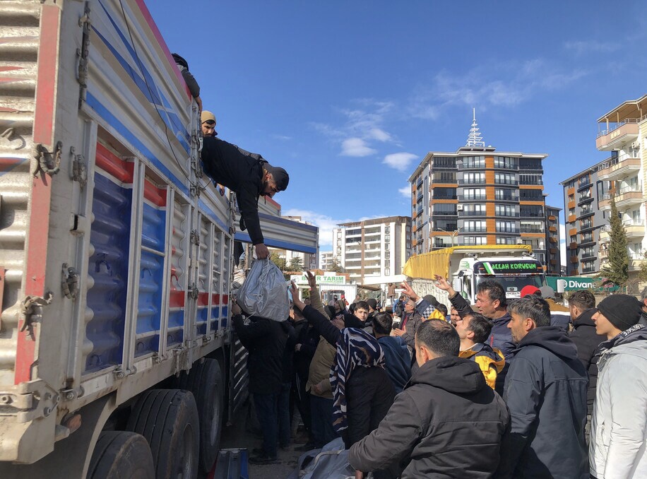 BM yardım konvoyu Türkiye’den Suriye’ye girdi, depremlerin bilançosu 19.000’i geçti