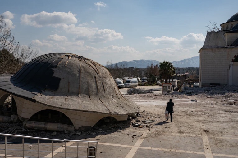 Türkiye mucizevi kurtarmalar görüyor, deprem de ölü sayısı 28.000’i aşarken sorumlular tutuklanıyor