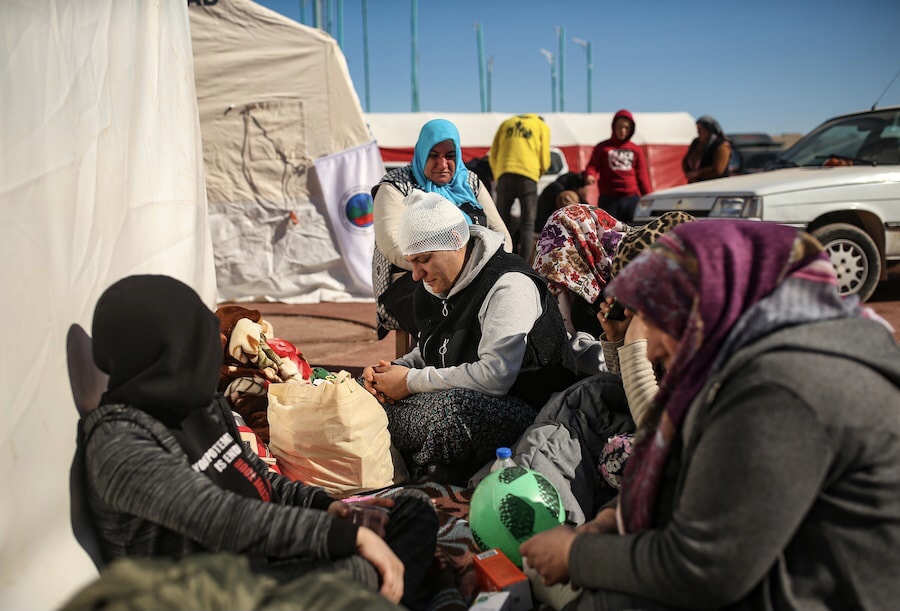 Depremlerden bir hafta sonra, Türkiye ve Suriye’de hayatta kalan birçok kişi hala yardım bekliyor