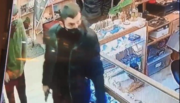 Kendilerini polis olarak tanıtan şahıslar hediyelik eşya dükkanını gasp ettiler. Yakalandılar