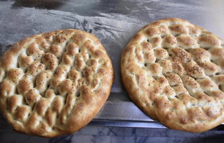 İzmir’de Ramazan pidesinin gramajı düştü.Fiyat sabitlendi