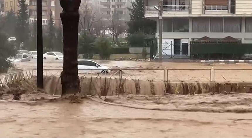 Şanlıurfa’da sel hayatı felç etti. Türkiye’nin güneybatısı için şiddetli yağış uyarısı yapıldı