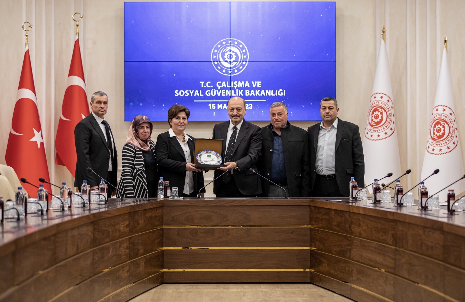 EYT Platformu Üyeleri İlk Maaşlarını Deprem Bölgesi İçin Bağışlayacak