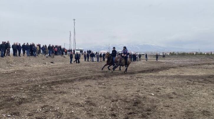 Atın sahibi yarışı kazanınca heyecandan yere yığıldı.