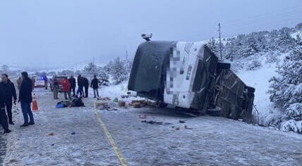 Yozgat ve Erzincan’da yolcu otobüsleri devrildi: 3 ölü, 46 yaralı var