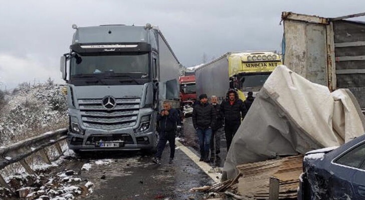 TEM otoyolu Bolu’da onlarca araç çarpıştı; Ankara istikameti ulaşıma kapandı