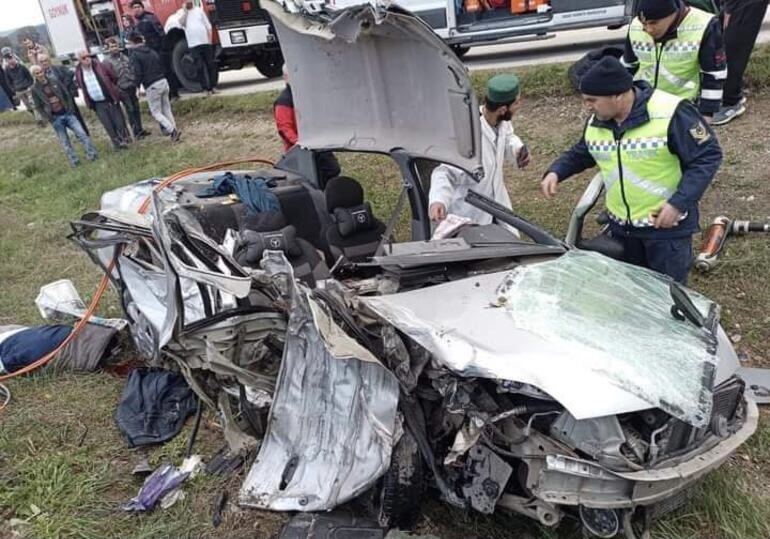 Bolu’nun Göynük ilçesinde TIR ile çarpışan otomobildeki 1 kişi hayatını kaybederken, 1’i ağır 2 kişi yaralandı.