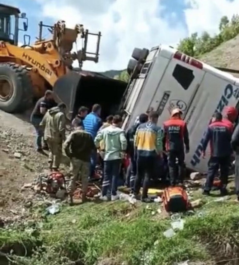 Askerleri taşıyan otobüs Şırnak’ta devrildi. 2 şehit 45 yaralı var