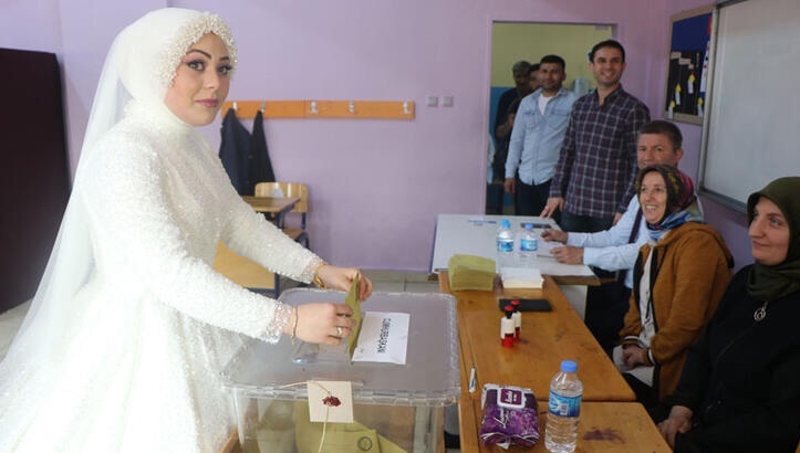 Gelinlikle Demokrasiye Destek: Beyzanur Karabacak, Düğün Heyecanı Arasında Oyunu Kullandı!