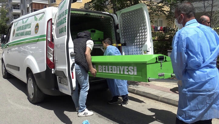 Anasını öldürüp elbise dolabına sakladı. Cinayet şüphelisi oğlu aranıyor