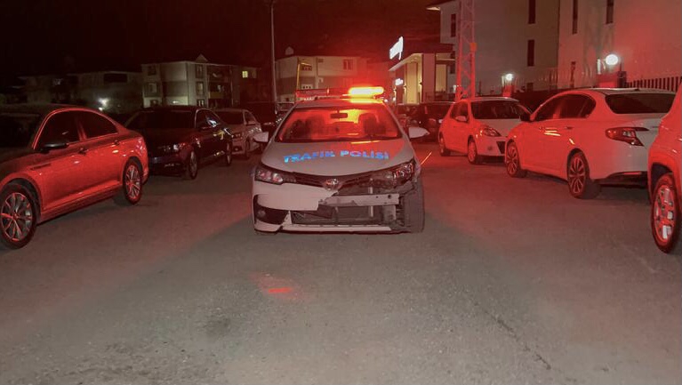 İnegöl’de Alkollü Sürücü, Servis Minibüsünden Ateş Açtıktan Sonra Polis Aracına Çarparak Kaçtı ve Yakalandı!