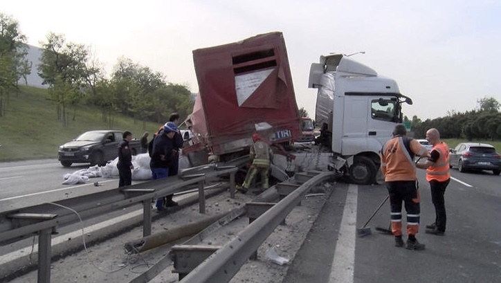 Esenyurt TEM Otoyolu’nda İnşaat Malzemesi Yüklü TIR Bariyerlere Saplandı: Trafik Yoğunluğu Oluştu