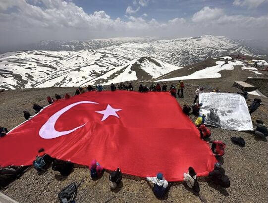 Milli Mücadele Ruhu Palandöken Dağı’nda Dirildi: Dev Türk Bayrağı Zirveye Taşındı