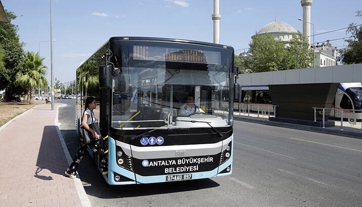 Antalya’da Başkasının kartı ile otobüs kullandı, kameraları söktü ve yakalandı