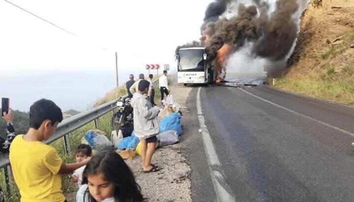 Mersin-Anamur Yolunda Seyir Halindeki Otobüs Alev Aldı, Kullanılamaz Hale Geldi