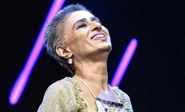 Yıldız Tilbe, Harbiye Açıkhava Konserinde Peruğunu Çıkararak Şaşırttı! Unutulmaz Anlara İmza Attı