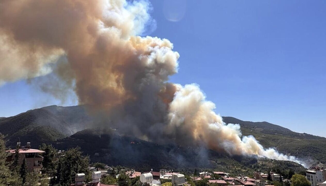 Hatay’ın Belen İlçesinde Çıkan Orman Yangınında Alevler Yerleşim Yerlerine Yaklaşıyor