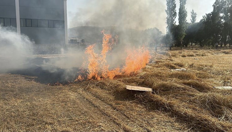 Anız Yangını Kütahya’da Faciaya Yol Açtı: Tarla İle Fabrikaya Sıçradı, Eskişehir-Kütahya Yolu Trafiğe Kapatıldı