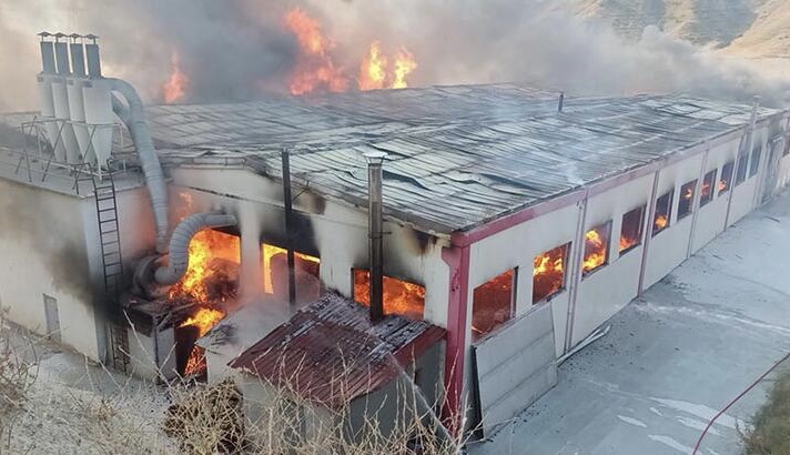 Kastamonu’nun Tosya İlçesinde Kapı Üretim Fabrikasında Yangın Çıktı