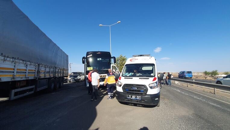 Diyarbakır’da Kamyon, Çekici ve Yolcu Otobüsü Kazaya  Karıştı: 6 Yaralı