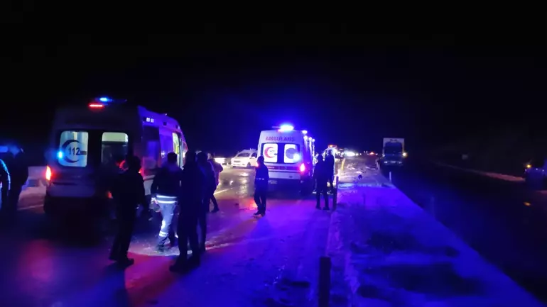 Bingöl’de Yolcu Otobüsü ile İki TIR’ın Karıştığı Kazada 8 Yaralı: Detaylar”