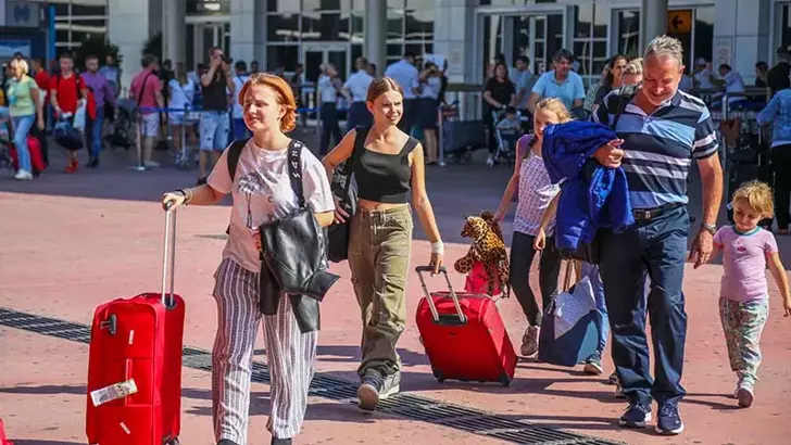 Antalya, Yılbaşı Haftasında Turist Akınıyla Rekor Kırıyor: Tarihin En İyi Yıl Sonu Girişi