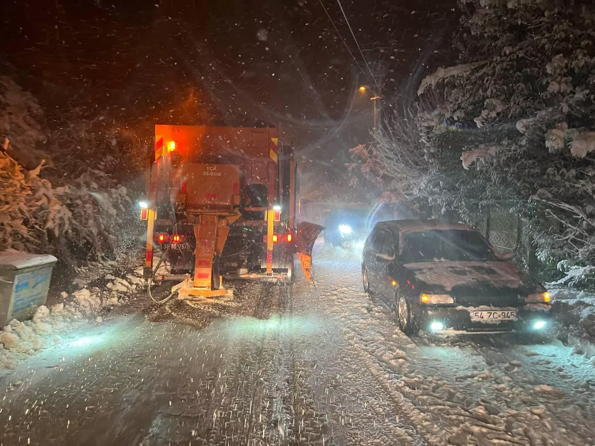 Kar Engeli: Kocaali-Hendek Yolu Yoğun Kar Nedeniyle Kapandı