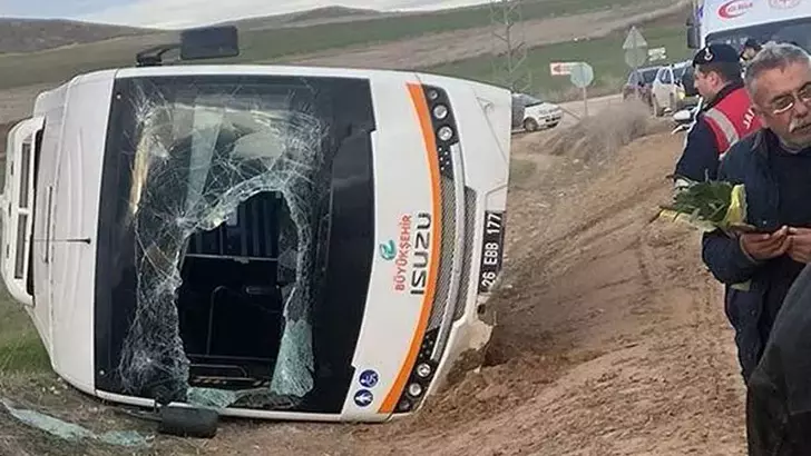 Eskişehir’de Kamyonun Çarptığı Halk Otobüsü Devrildi: 11 Yaralı