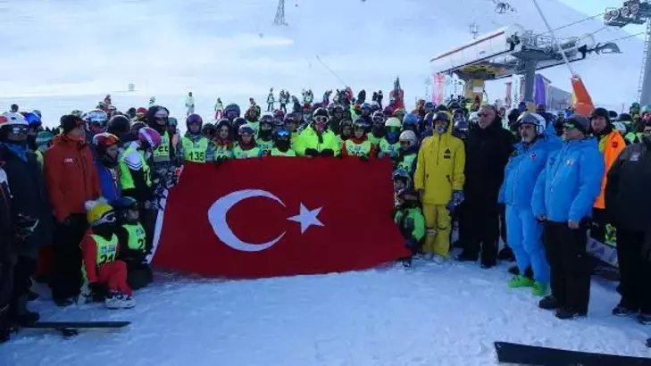 Palandöken’de Snowboard Yarışması Öncesinde Şehitlere Anlamlı Saygı Duruşu