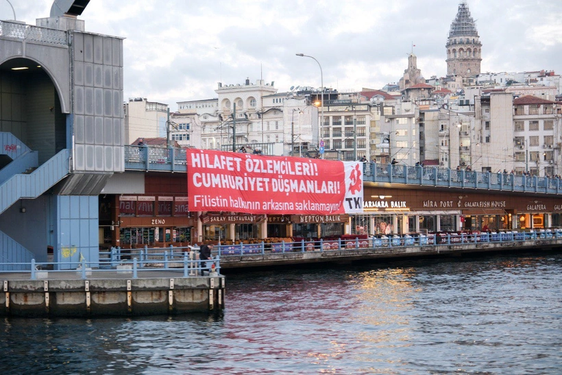 TKP’nin Galata Köprüsü’ndeki Çarpıcı Pankart: 80 Yıl Sonra Mihri Belli Anısına”