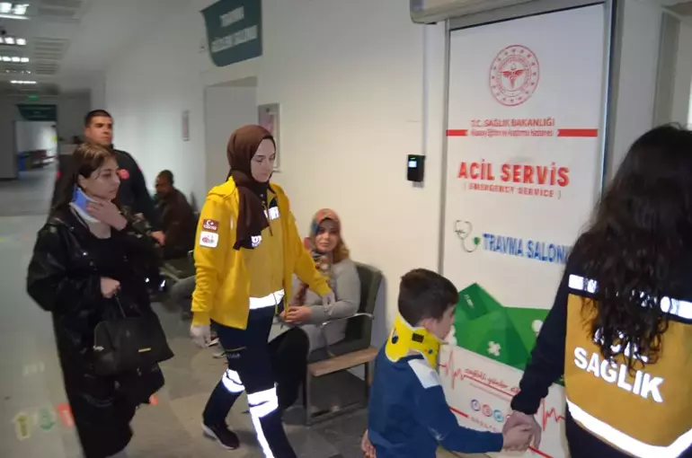 Aksaray’da Kaza: Bankete Çarpan Otomobilden İnen Anne-Oğula Başka Araç Çarptı