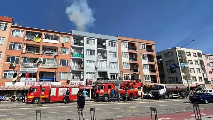 Çanakkale’de 4 Katlı Binada Yangın: 1 Kişi Dumandan Etkilendi