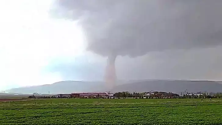 Erzurum’da Hortum Felaketi: Seralar Zarar Gördü, Çatılar Uçtu!