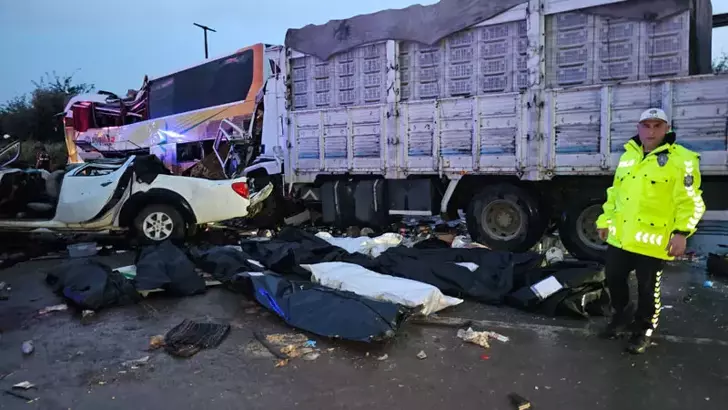 Mersin’de Yolcu Otobüsü Faciası: 12 Ölü, 20’nin Üzerinde Yaralı