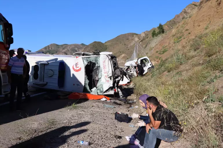 Erzurum’da Feci Kaza: Ambulans ile Hafif Ticari Araç Çarpıştı, 4 Ölü, 1 Yaralı