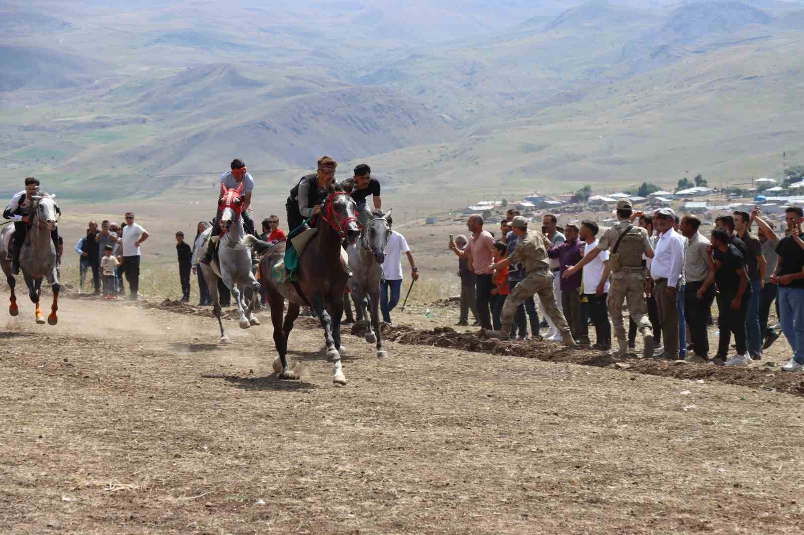 Çat’ta İlk Kez Düzenlenen At Yarışlarına Yoğun İlgi