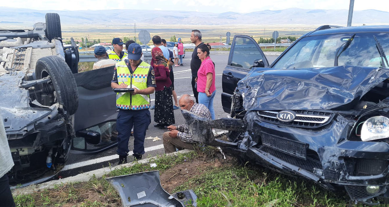 Ardahan’da Feci Kaza: Kamyonet ile Otomobil Çarpıştı, 7 Kişi Yaralandı