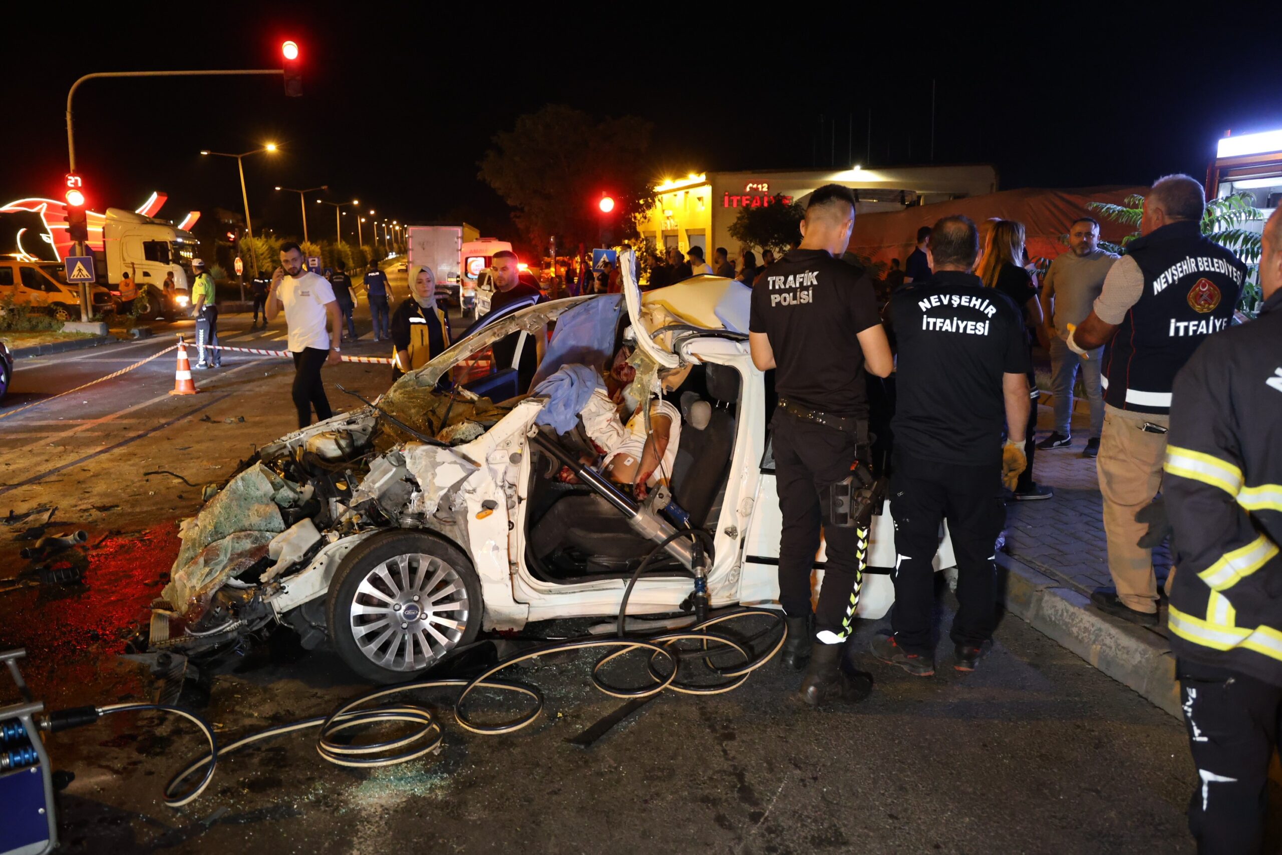 Nevşehir’de Feci Kaza: Otomobil Tıra Arkadan Çarptı, 2 Ölü, 3 Ağır Yaralı