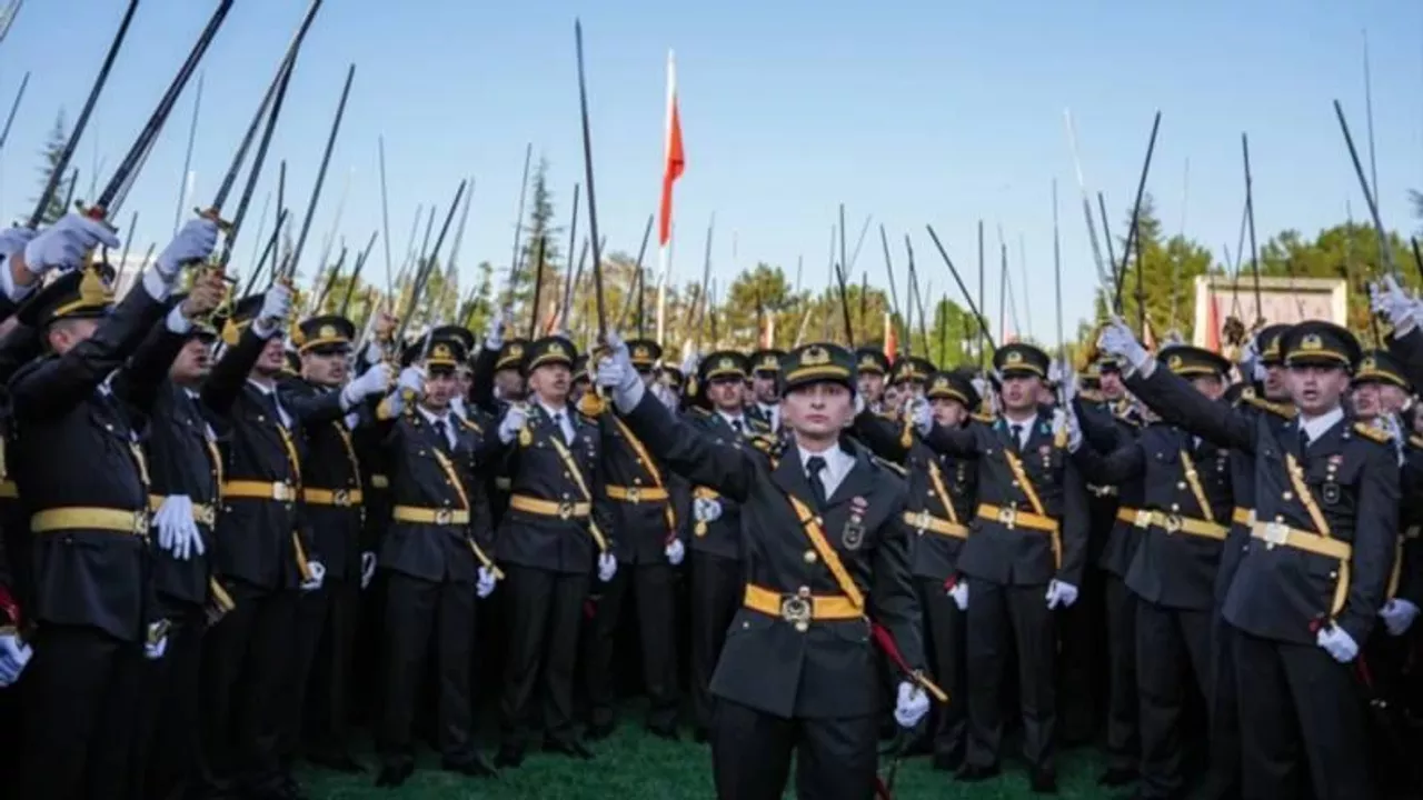 Diploma Töreninde Kılıç Çeken Teğmenlerin Komutanı Binbaşı M., TSK’dan İstifa Etti