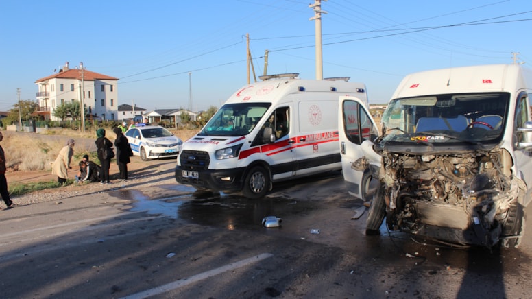 Feci Kaza: Öğrenci Servisi TIR’la Çarpıştı, 10’u Öğrenci 11 Yaralı!