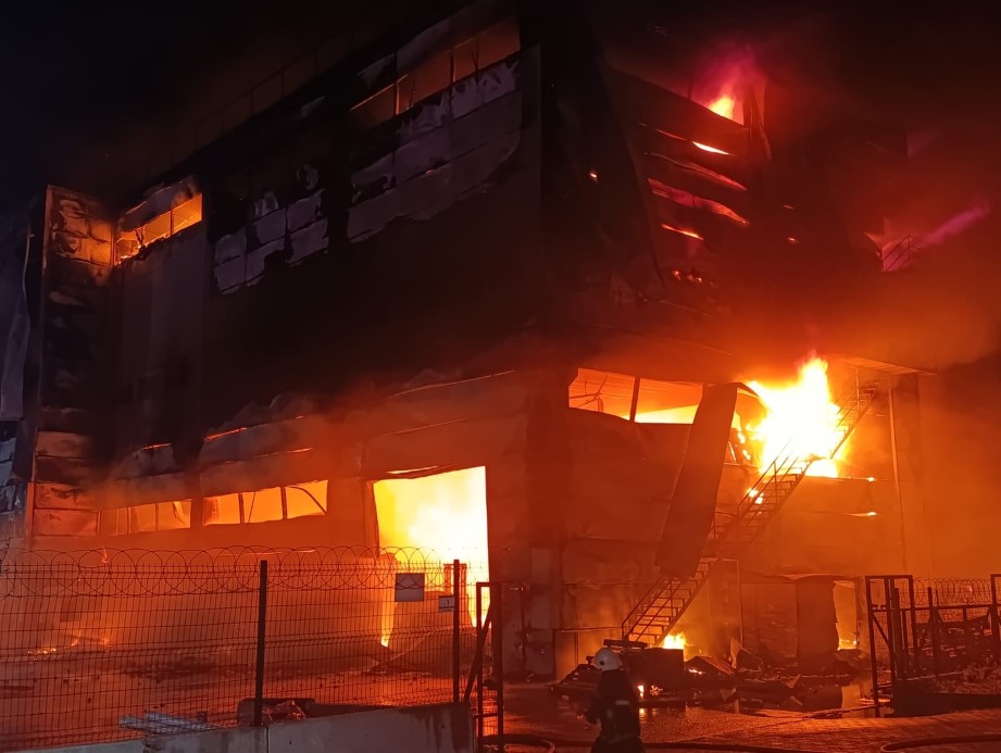 Tekirdağ’da Kozmetik Fabrikasında Yangın Dehşeti: Patlama Sesleri Panik Yarattı!