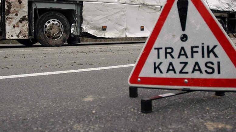 Yol Kenarında Felaket: Park Halindeki TIR’a Çarpan Otomobilde Baba ve Kız Hayatını Kaybetti!